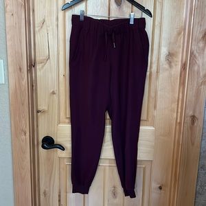 LuLu On the Fly Woven jogger, maroon